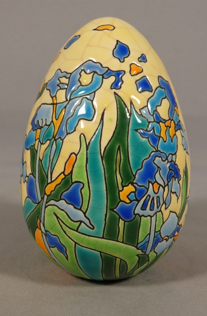 Les Iris de Van Gogh, oeuf en faïence de Longwy numéroté 208/500 – Image 2