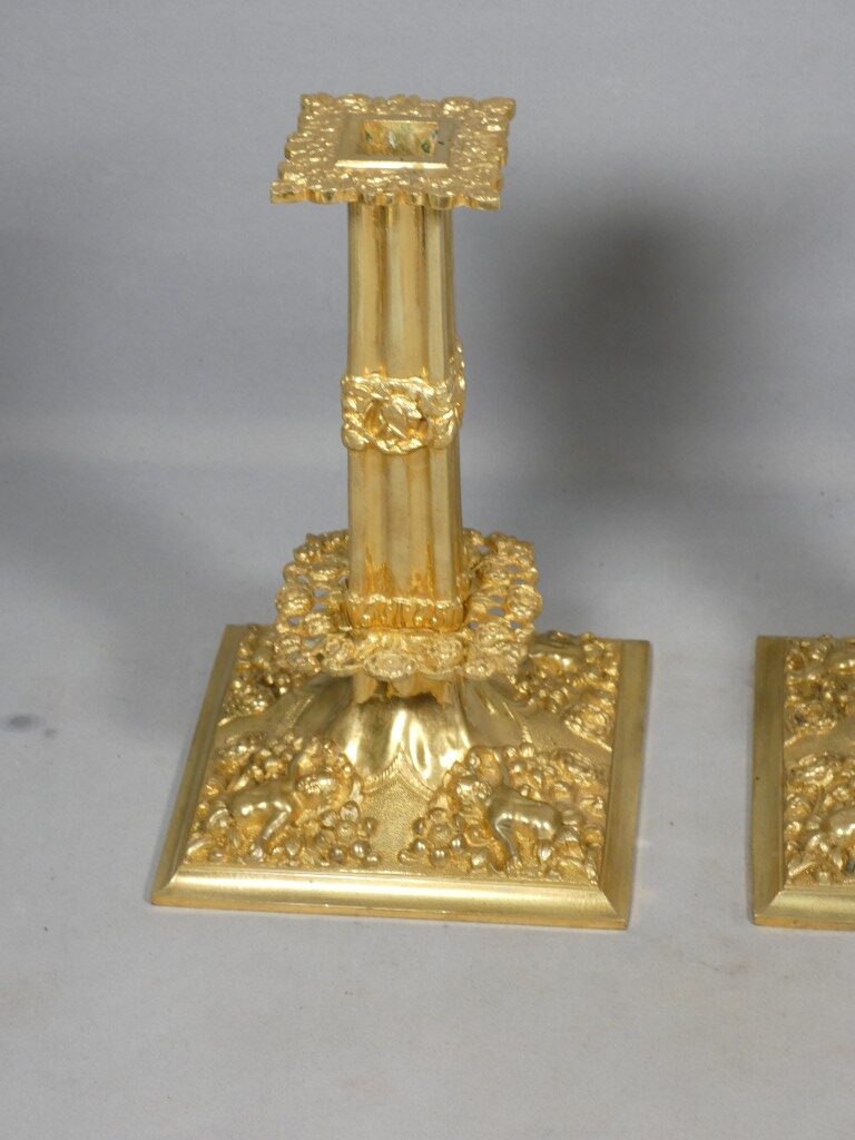 Paire de bougeoirs à la financière en bronze doré, style Louis XIV – XIXe siècle – Image 3