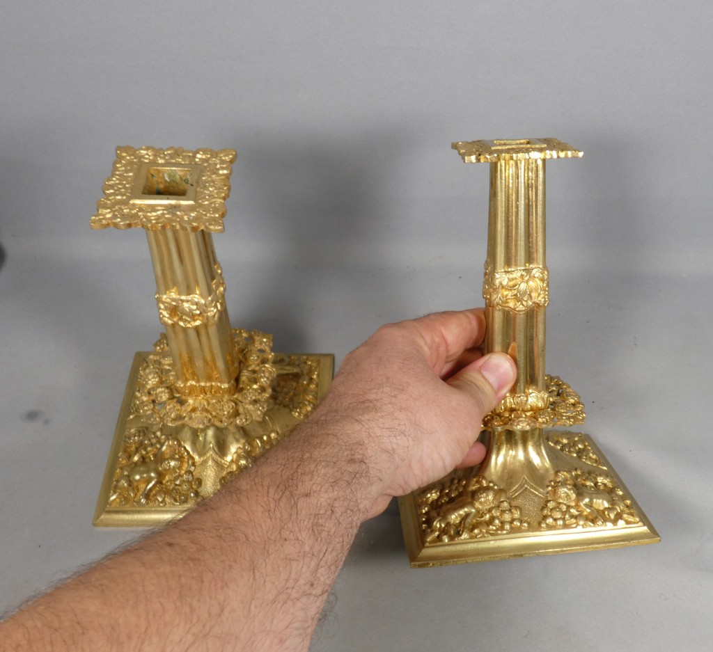 Paire de bougeoirs à la financière en bronze doré, style Louis XIV – XIXe siècle – Image 4