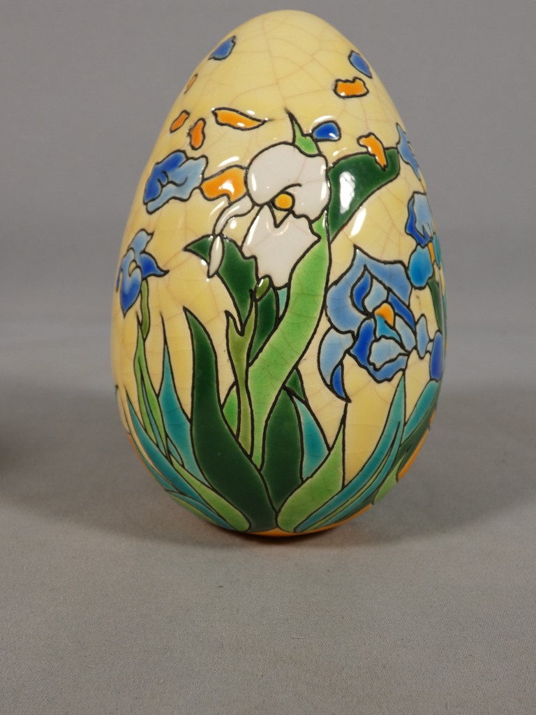 Les Iris de Van Gogh, oeuf en faïence de Longwy numéroté 208/500 – Image 3