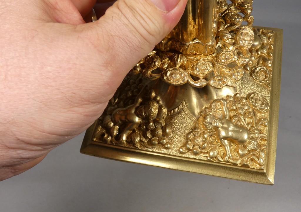 Paire de bougeoirs à la financière en bronze doré, style Louis XIV – XIXe siècle – Image 6