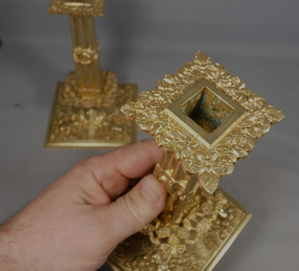 Paire de bougeoirs à la financière en bronze doré, style Louis XIV – XIXe siècle – Image 7