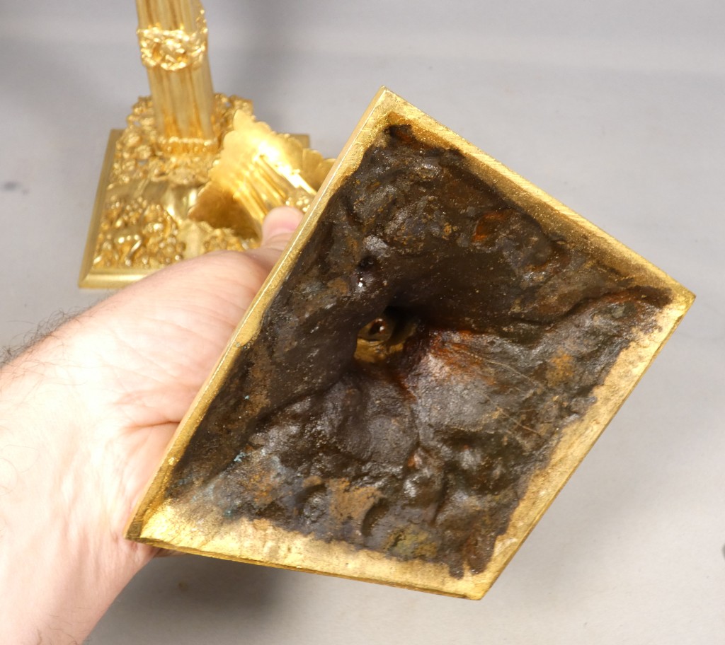 Paire de bougeoirs à la financière en bronze doré, style Louis XIV – XIXe siècle – Image 8