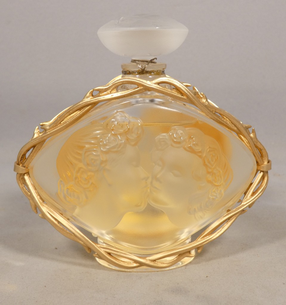Lalique – Flacon de parfum « Le Baiser » en cristal et métal doré