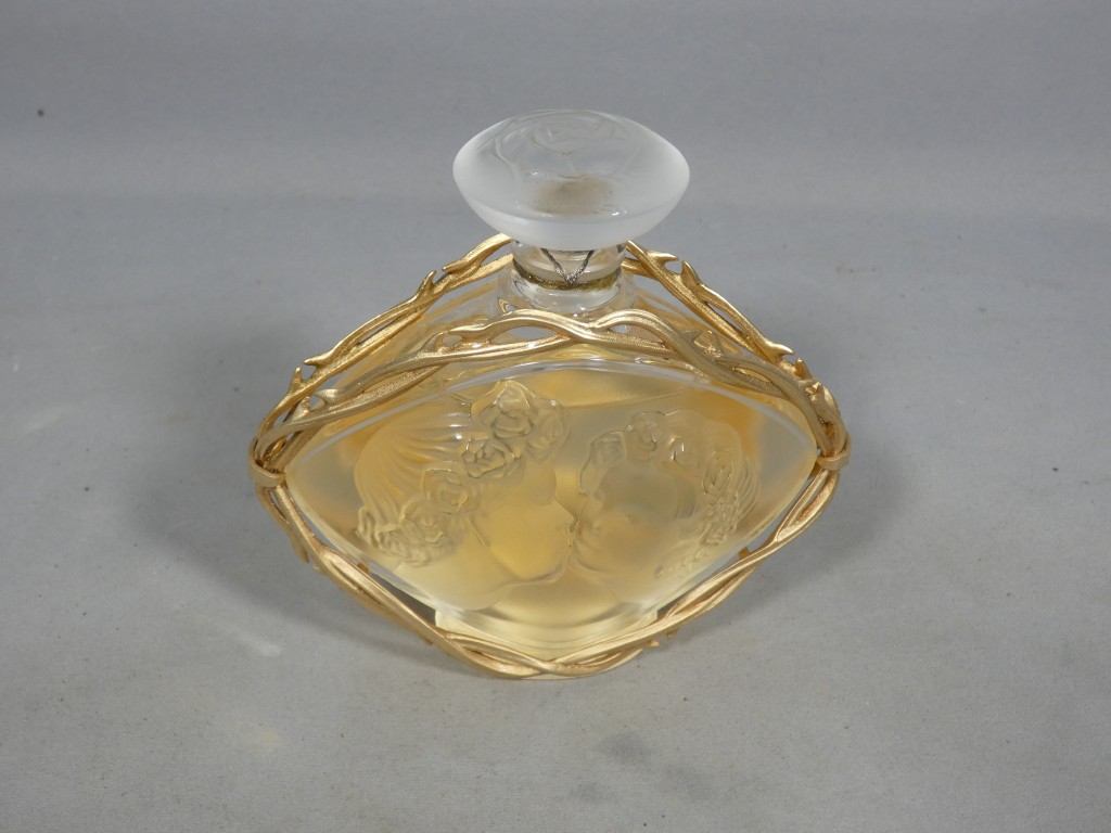 Lalique – Flacon de parfum « Le Baiser » en cristal et métal doré – Image 3