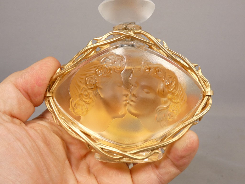 Lalique – Flacon de parfum « Le Baiser » en cristal et métal doré – Image 4