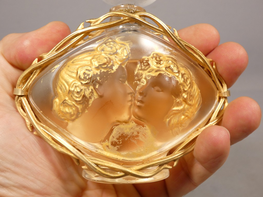 Lalique – Flacon de parfum « Le Baiser » en cristal et métal doré – Image 6