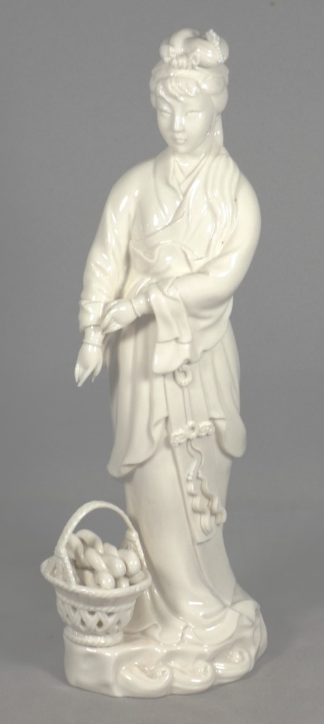 Chine – Guanyin au panier de poissons en porcelaine Blanc de Chine de Dehua – début XXe siècle