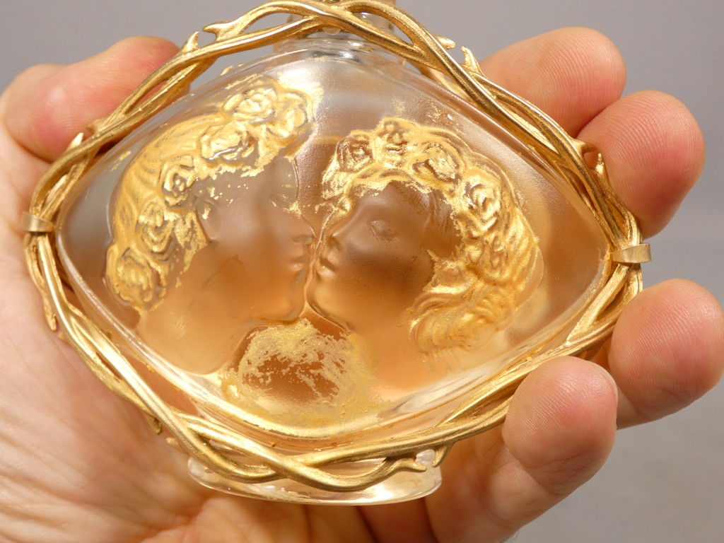 Lalique – Flacon de parfum « Le Baiser » en cristal et métal doré – Image 2