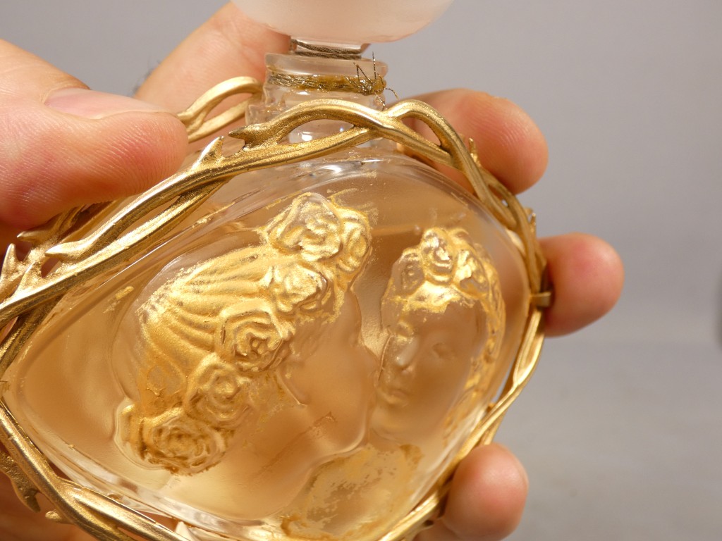 Lalique – Flacon de parfum « Le Baiser » en cristal et métal doré – Image 9