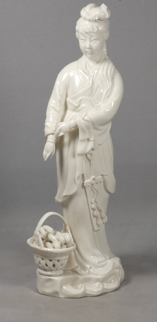 Chine – Guanyin au panier de poissons en porcelaine Blanc de Chine de Dehua – début XXe siècle – Image 2