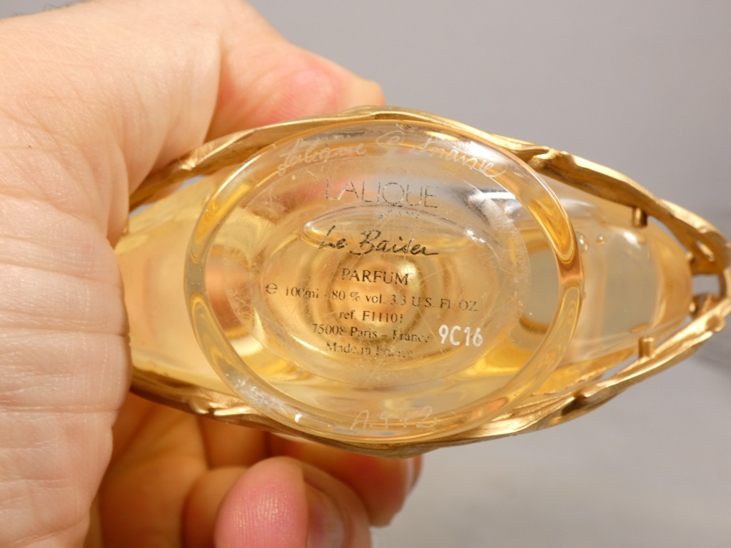 Lalique – Flacon de parfum « Le Baiser » en cristal et métal doré – Image 5