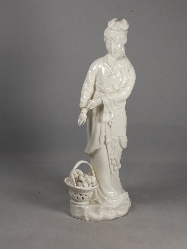 Chine – Guanyin au panier de poissons en porcelaine Blanc de Chine de Dehua – début XXe siècle – Image 9