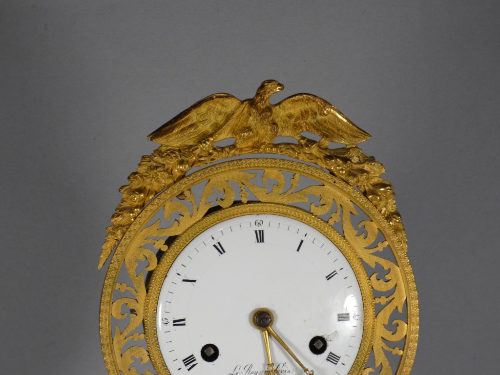 Pendule squelette Directoire en bronze doré aux aigles, signée Le Roy à Paris – XVIIIe siècle – Image 3