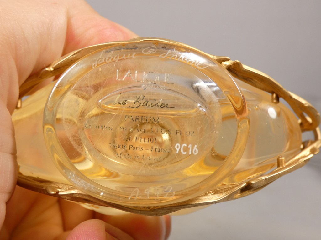 Lalique – Flacon de parfum « Le Baiser » en cristal et métal doré – Image 8