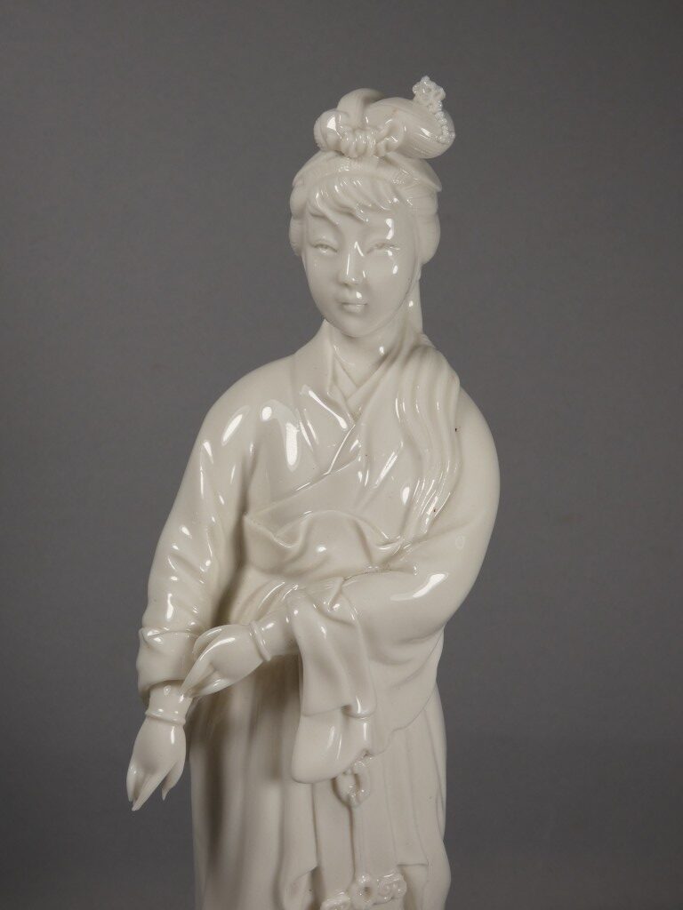 Chine – Guanyin au panier de poissons en porcelaine Blanc de Chine de Dehua – début XXe siècle – Image 4