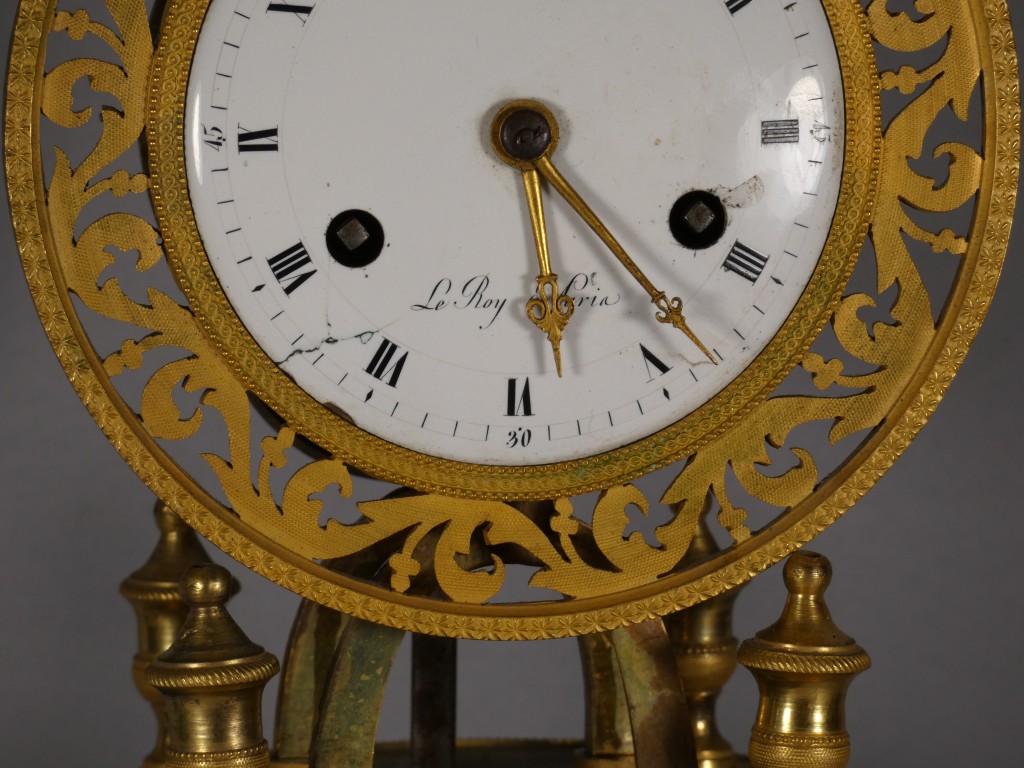 Pendule squelette Directoire en bronze doré aux aigles, signée Le Roy à Paris – XVIIIe siècle – Image 4