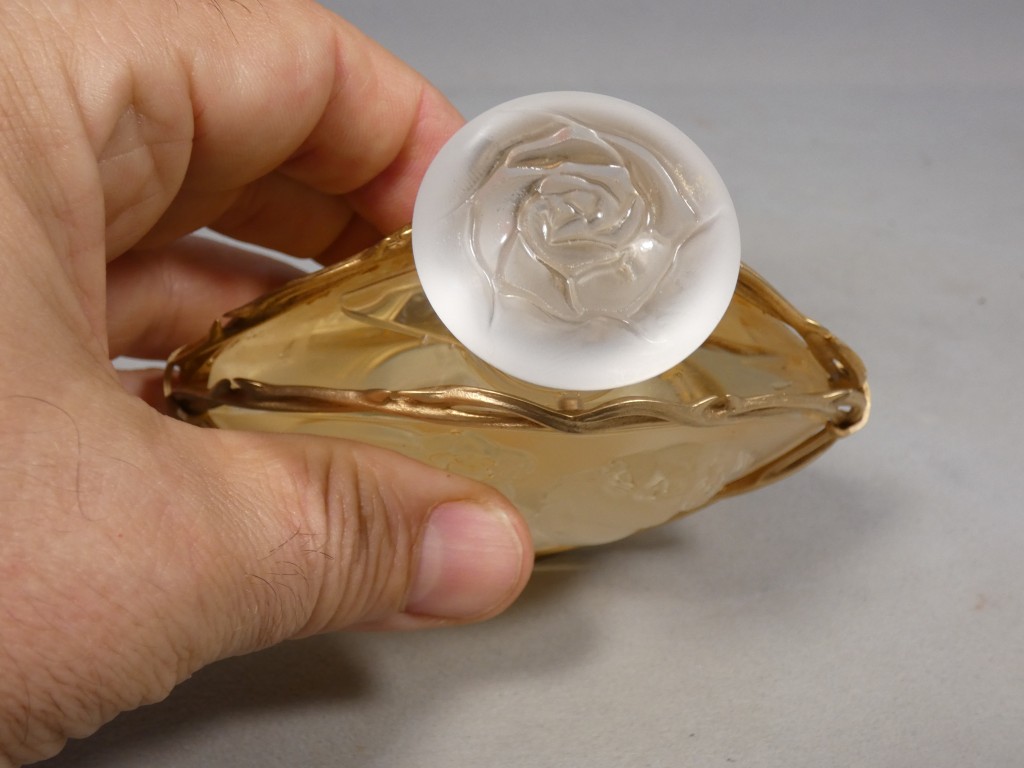 Lalique – Flacon de parfum « Le Baiser » en cristal et métal doré – Image 7