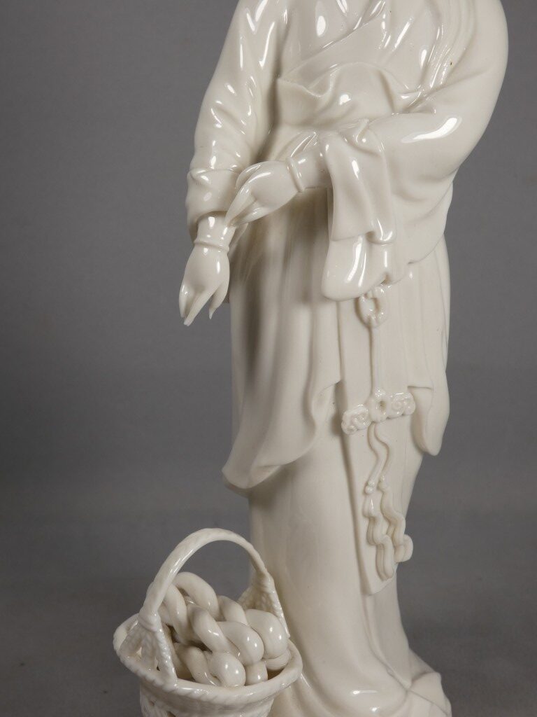 Chine – Guanyin au panier de poissons en porcelaine Blanc de Chine de Dehua – début XXe siècle – Image 5