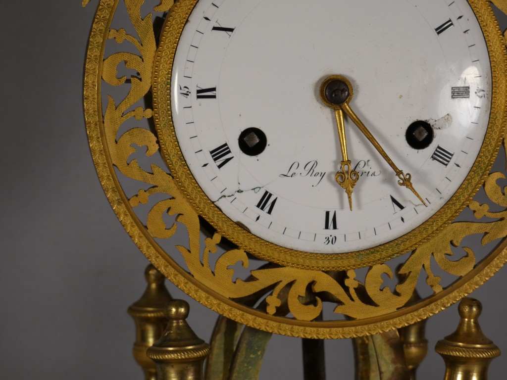 Pendule squelette Directoire en bronze doré aux aigles, signée Le Roy à Paris – XVIIIe siècle – Image 5