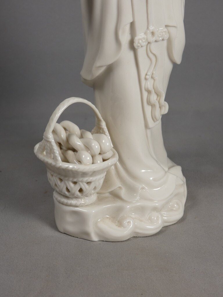Chine – Guanyin au panier de poissons en porcelaine Blanc de Chine de Dehua – début XXe siècle – Image 8