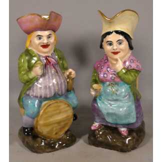 Paire de pichets anthropomorphes Jacquot et Jacqueline en porcelaine polychrome – XIXe siècle