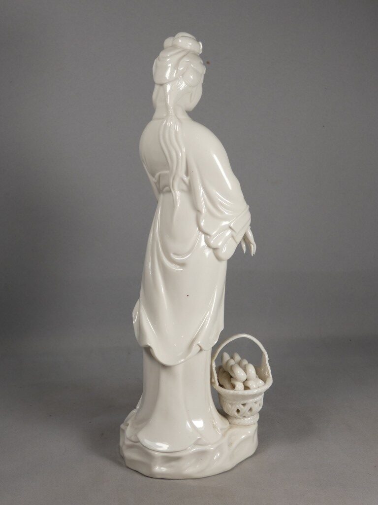 Chine – Guanyin au panier de poissons en porcelaine Blanc de Chine de Dehua – début XXe siècle – Image 7