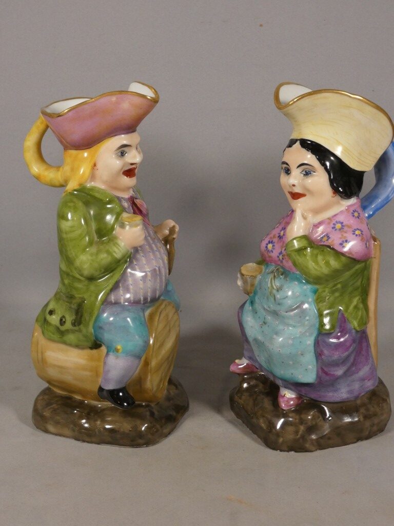 Paire de pichets anthropomorphes Jacquot et Jacqueline en porcelaine polychrome – XIXe siècle – Image 2