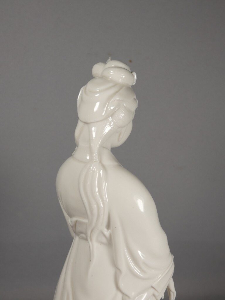 Chine – Guanyin au panier de poissons en porcelaine Blanc de Chine de Dehua – début XXe siècle – Image 6