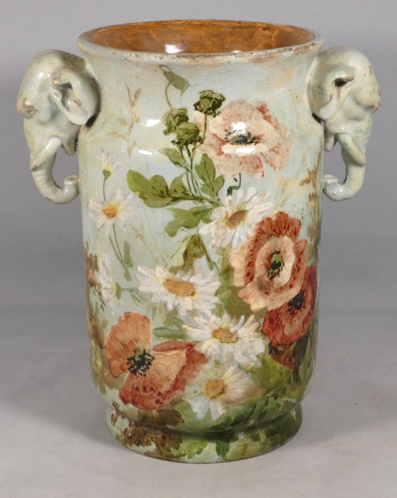Vase à anses en forme de têtes d’éléphant, faïence de Montigny-sur-Loing, atelier Schopin XIX