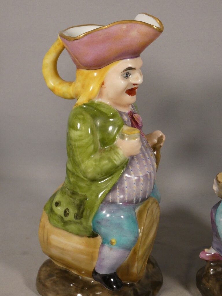 Paire de pichets anthropomorphes Jacquot et Jacqueline en porcelaine polychrome – XIXe siècle – Image 3