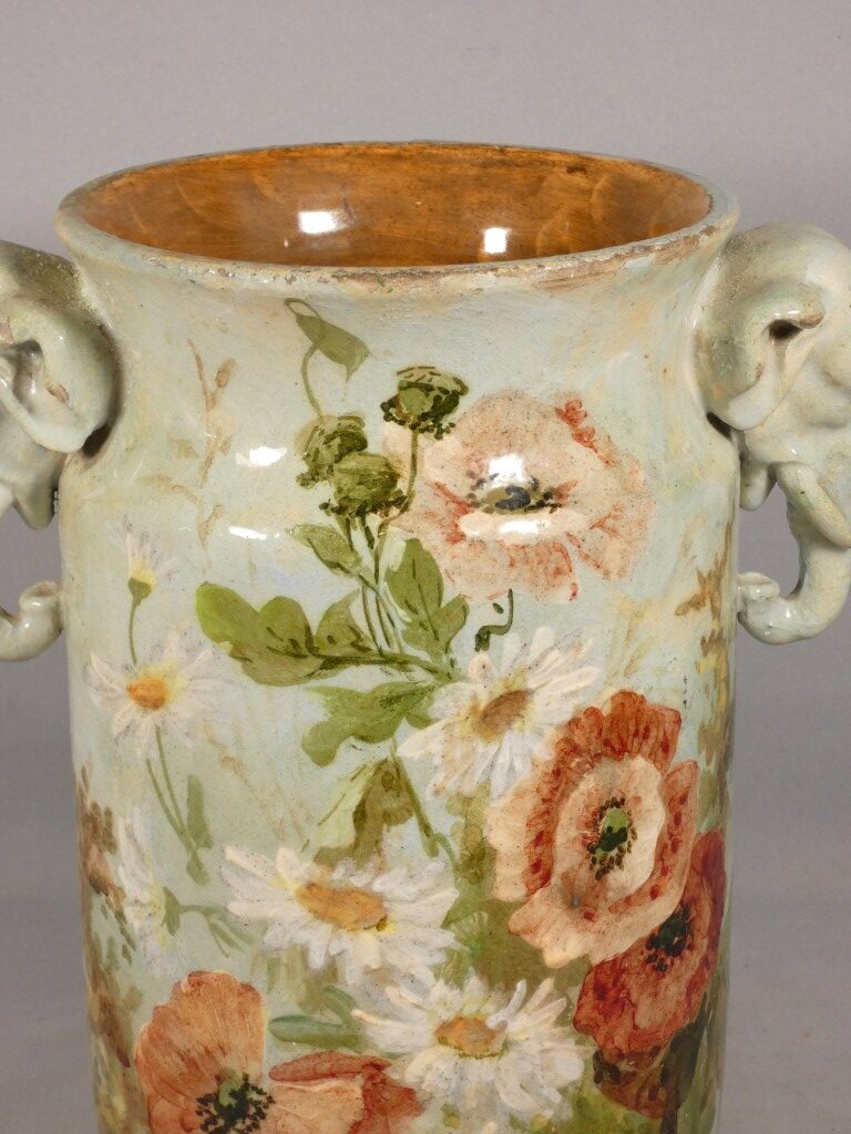 Vase à anses en forme de têtes d’éléphant, faïence de Montigny-sur-Loing, atelier Schopin XIX – Image 3