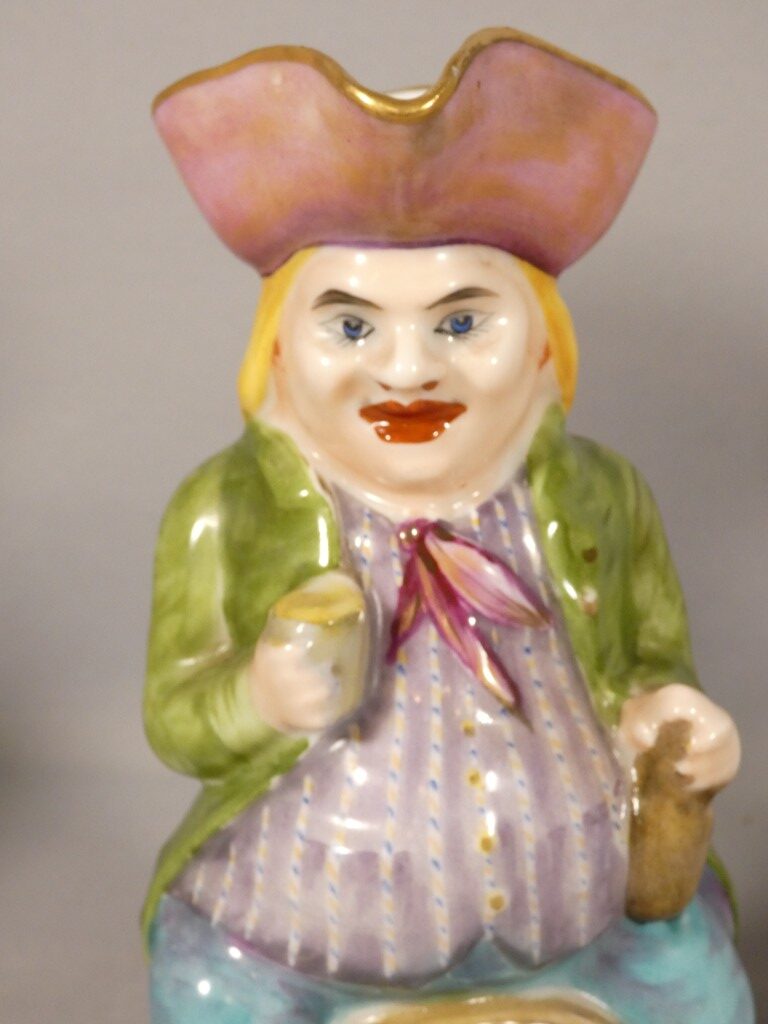 Paire de pichets anthropomorphes Jacquot et Jacqueline en porcelaine polychrome – XIXe siècle – Image 5