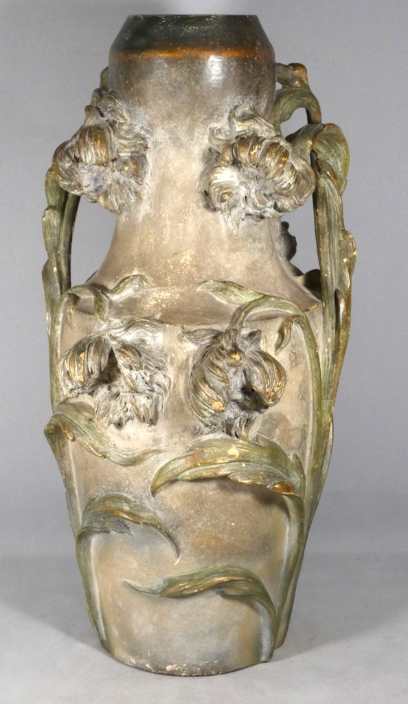 Grand vase Art nouveau aux iris signé C. Haböck – Autriche, vers 1900 – H. 54 cm