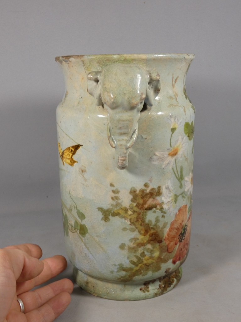 Vase à anses en forme de têtes d’éléphant, faïence de Montigny-sur-Loing, atelier Schopin XIX – Image 5