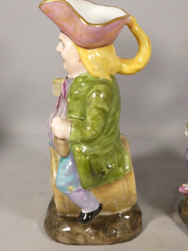 Paire de pichets anthropomorphes Jacquot et Jacqueline en porcelaine polychrome – XIXe siècle – Image 11