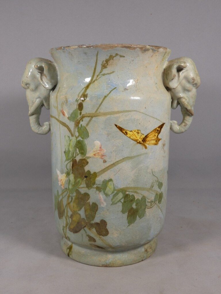 Vase à anses en forme de têtes d’éléphant, faïence de Montigny-sur-Loing, atelier Schopin XIX – Image 7