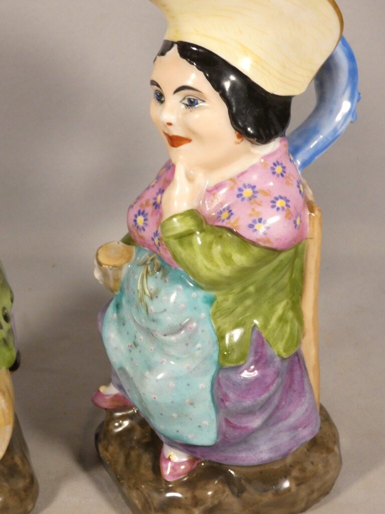 Paire de pichets anthropomorphes Jacquot et Jacqueline en porcelaine polychrome – XIXe siècle – Image 4