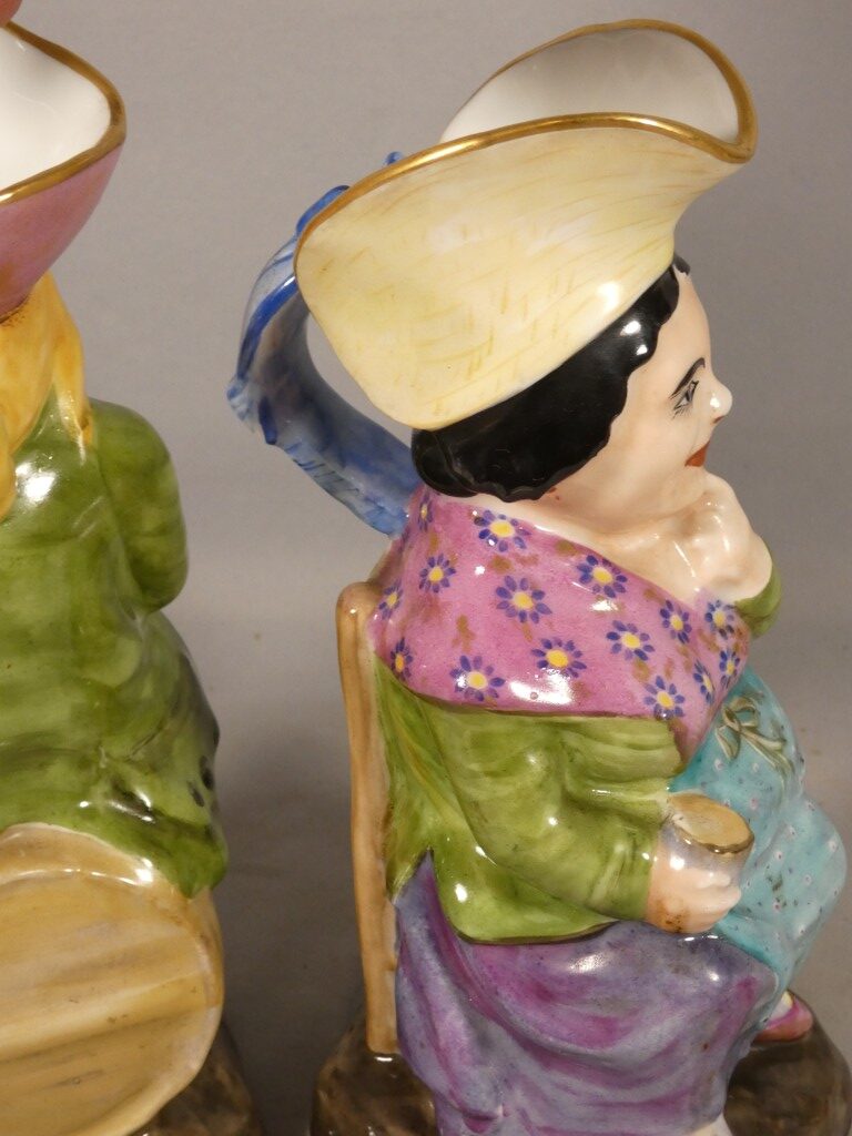 Paire de pichets anthropomorphes Jacquot et Jacqueline en porcelaine polychrome – XIXe siècle – Image 9