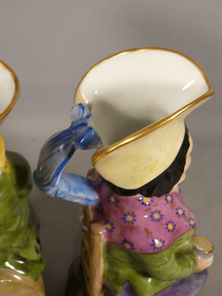 Paire de pichets anthropomorphes Jacquot et Jacqueline en porcelaine polychrome – XIXe siècle – Image 8