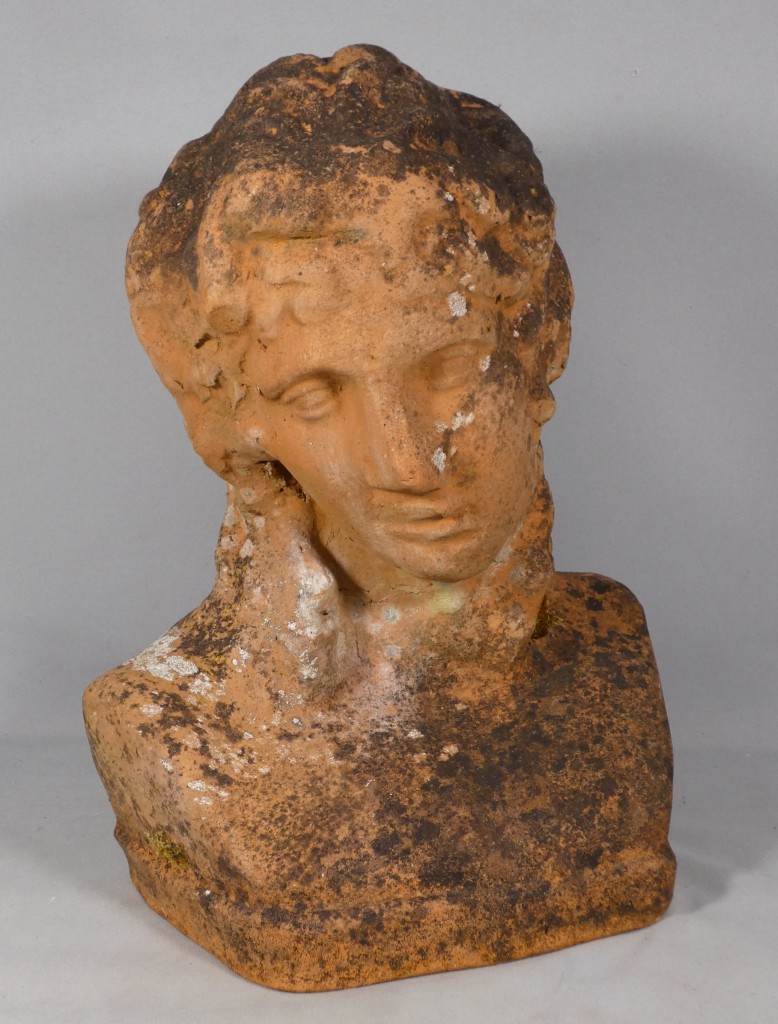 Décor de jardin, buste en terre cuite d'une femme, époque XX ème