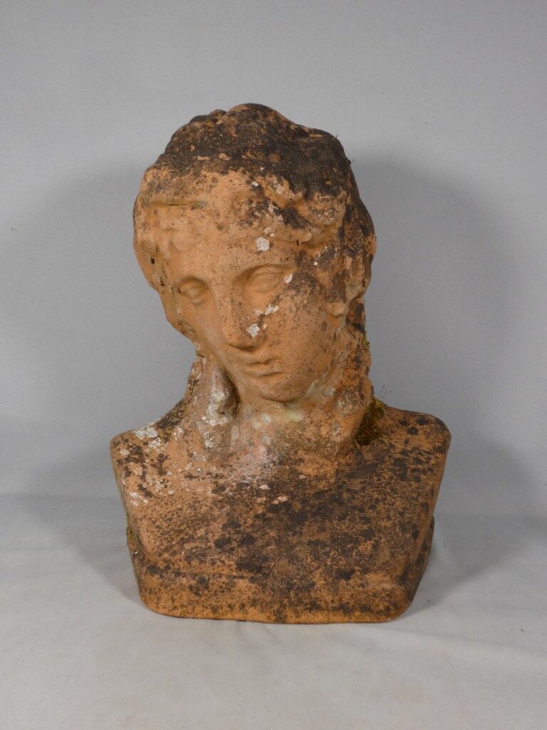 Décor de jardin, buste en terre cuite d'une femme, époque XX ème – Image 2