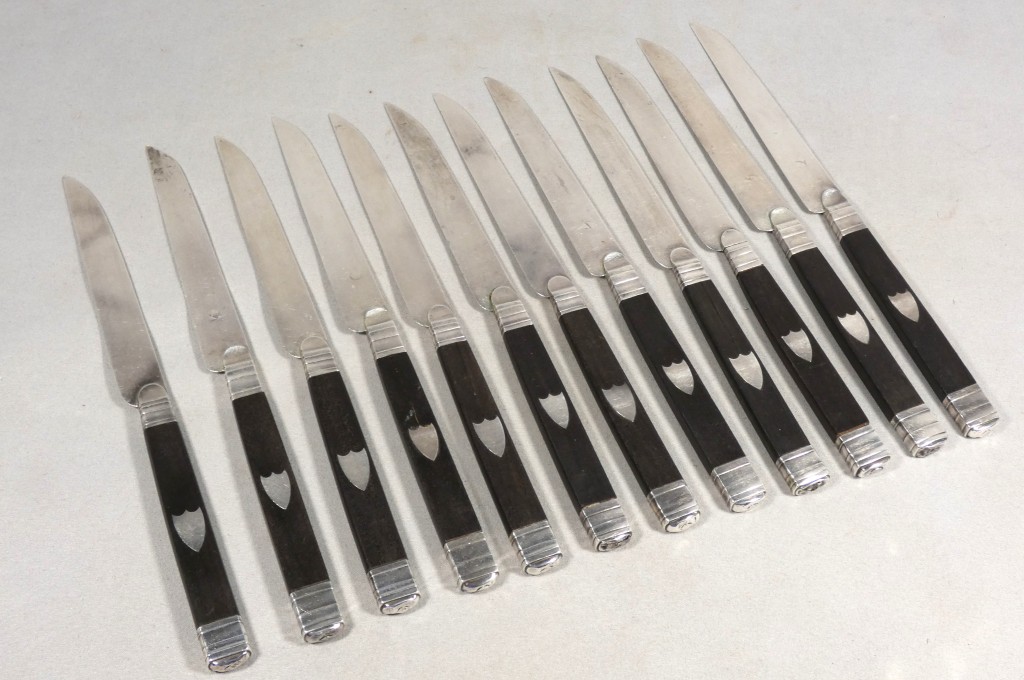 12 couteaux à lames en argent massif et ébène – Époque Empire-Restauration, début XIXe siècle
