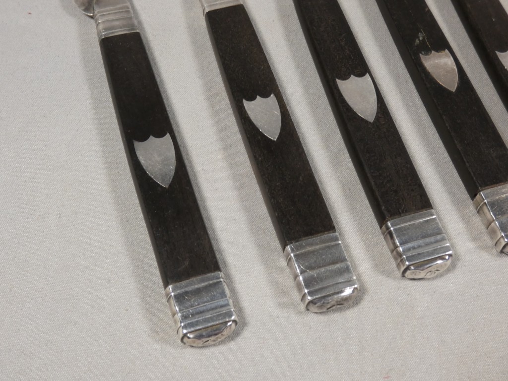 12 couteaux à lames en argent massif et ébène – Époque Empire-Restauration, début XIXe siècle – Image 2