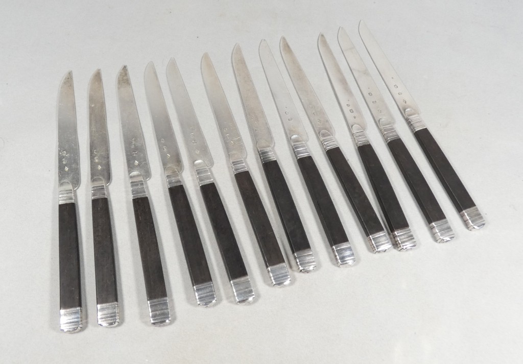 12 couteaux à lames en argent massif et ébène – Époque Empire-Restauration, début XIXe siècle – Image 6