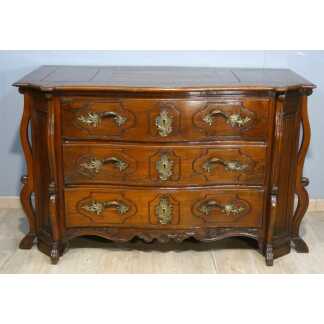 Importante commode Mazarine en merisier massif – Époque Louis XIV / Régence – début XVIII ème