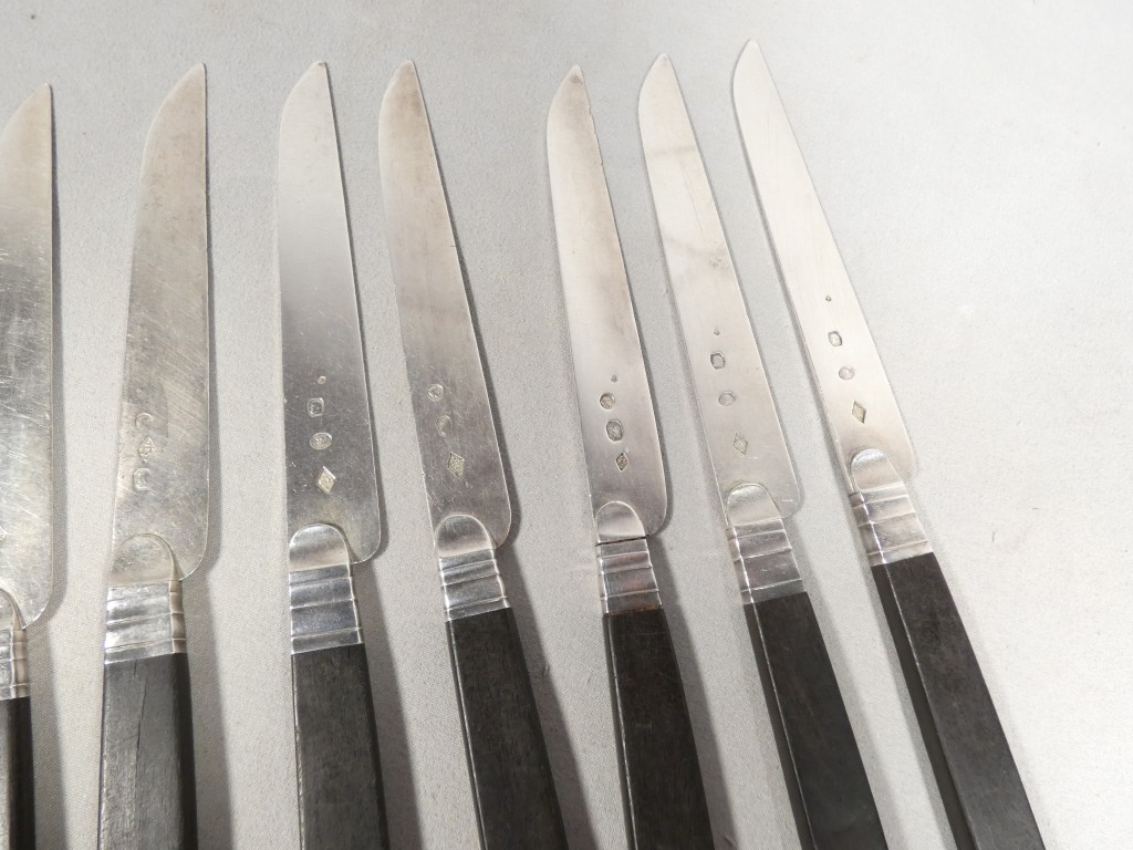 12 couteaux à lames en argent massif et ébène – Époque Empire-Restauration, début XIXe siècle – Image 3