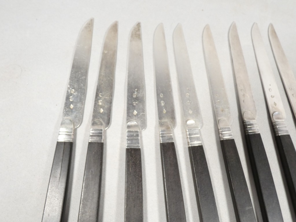 12 couteaux à lames en argent massif et ébène – Époque Empire-Restauration, début XIXe siècle – Image 4