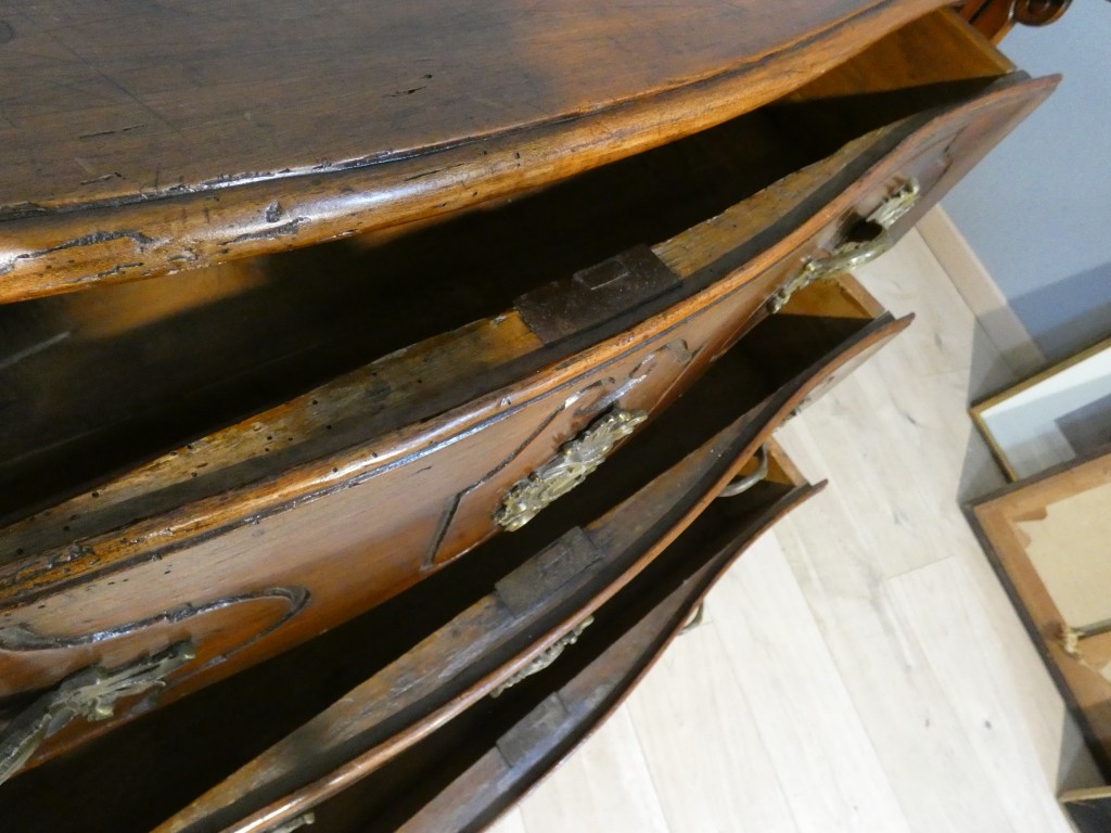Importante commode Mazarine en merisier massif – Époque Louis XIV / Régence – début XVIII ème – Image 23