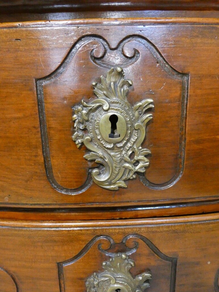 Importante commode Mazarine en merisier massif – Époque Louis XIV / Régence – début XVIII ème – Image 18